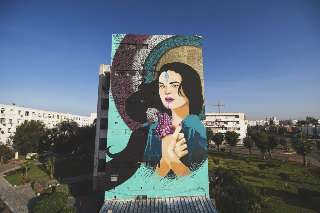 Un grand dessin mural sur un mur d’un grand bâtiment à Casablanca